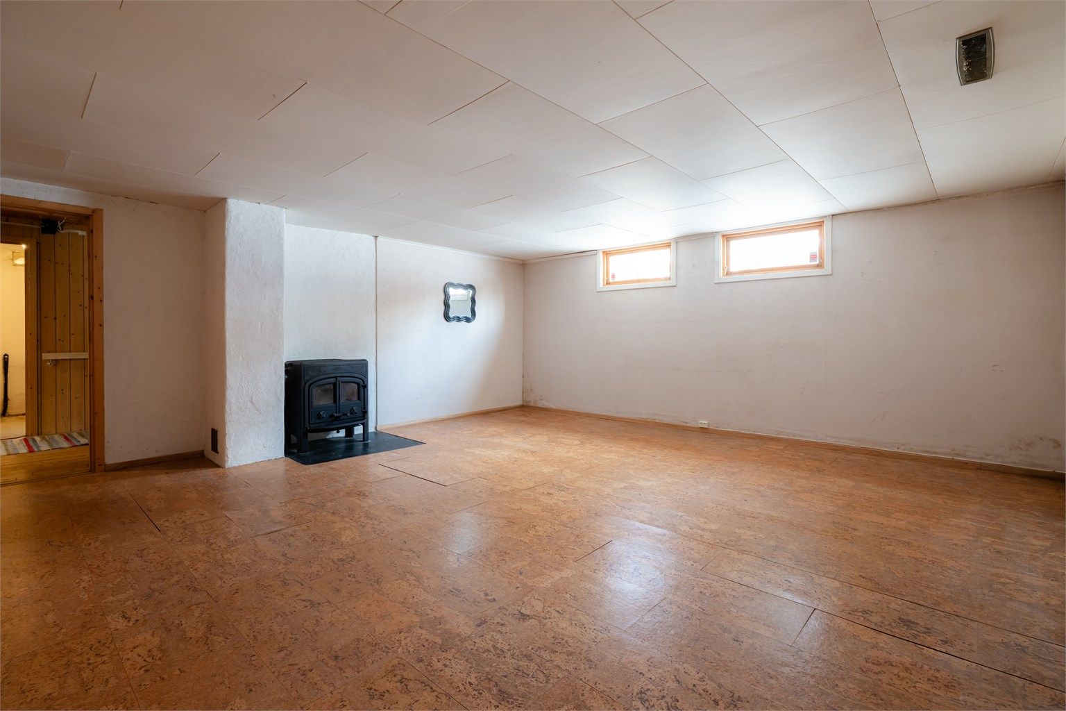 Romslig kjellerstue.