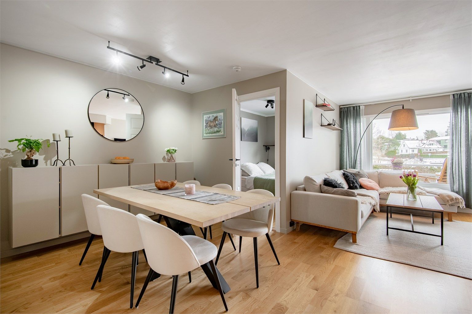 Leiligheten har en arealeffektiv planløsning med god plass til både sofagruppe og spisebord.