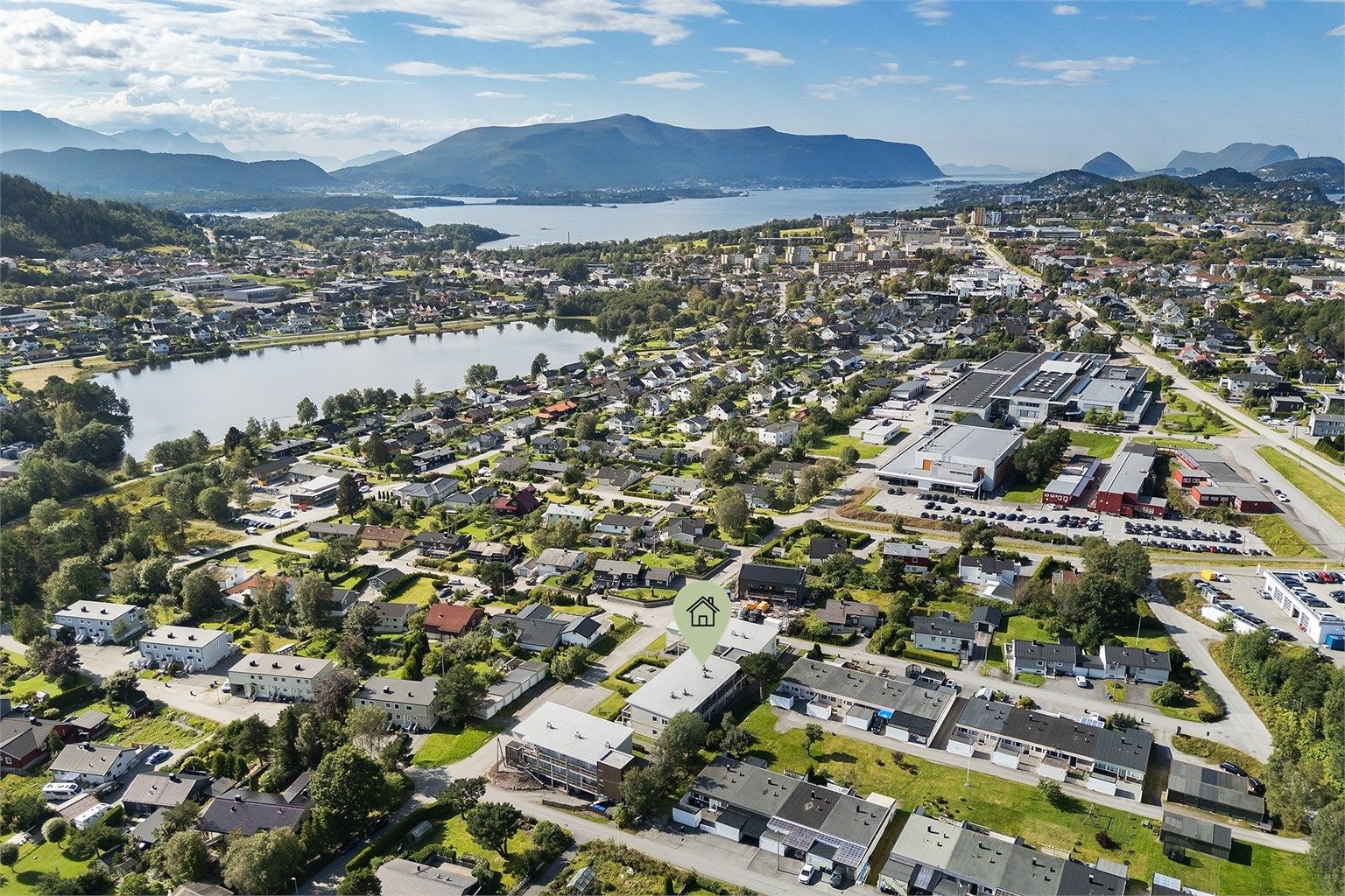 Med gangavstand til Moa, et av Norges største kjøpesentre, har du et bredt utvalg av butikker og tjenester.