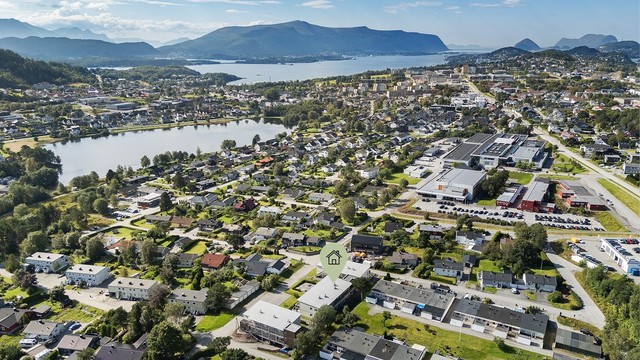 Med gangavstand til Moa, et av Norges største kjøpesentre, har du et bredt utvalg av butikker og tjenester.