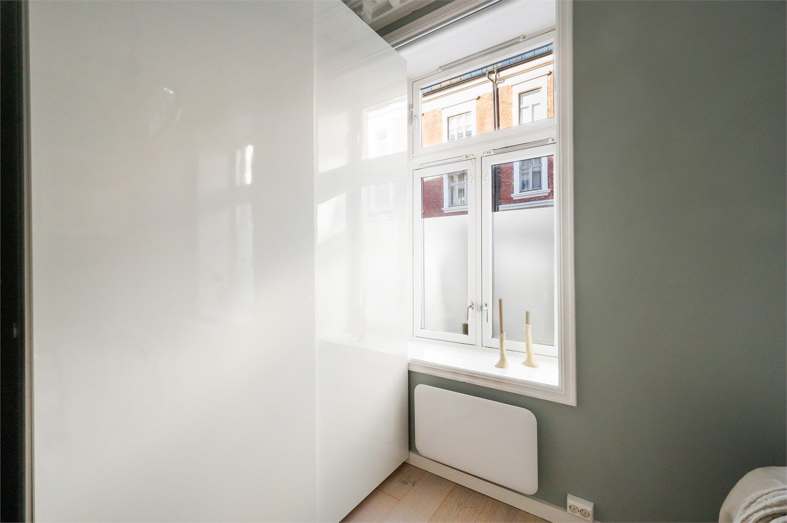 God oppbevaringsplass i en romslig garderobe. 