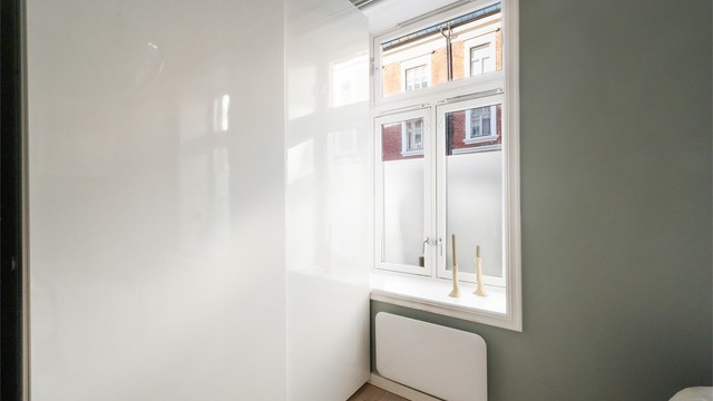 God oppbevaringsplass i en romslig garderobe.