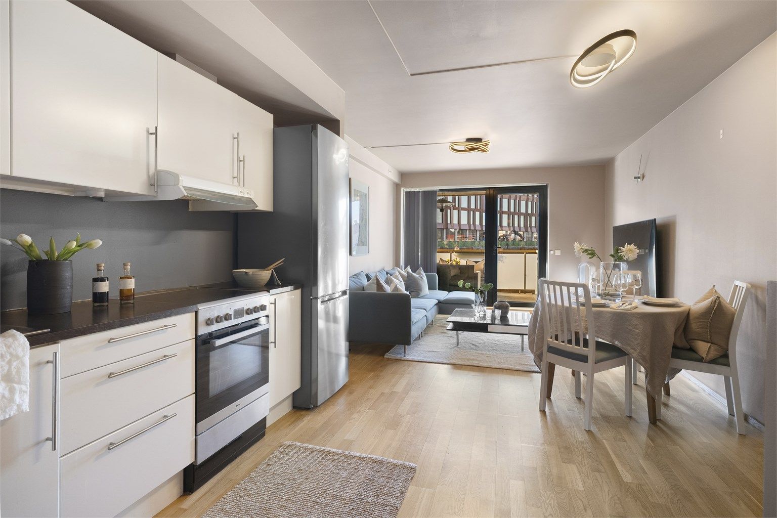 En lys og arealeffektiv leilighet over to plan med åpen stue- og kjøkkenløsning.