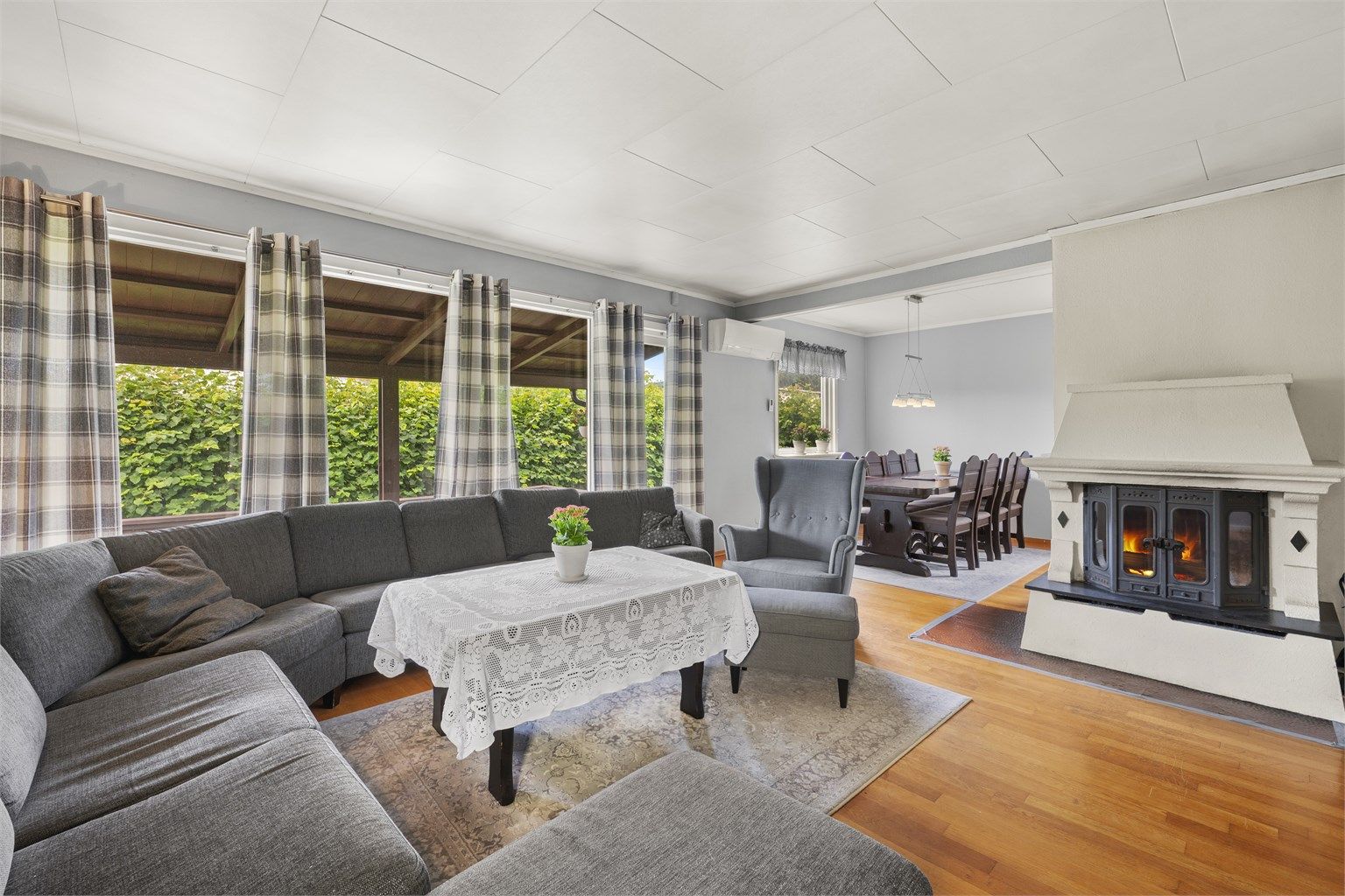 Flere store vindusflater som gir godt med lysinnslipp