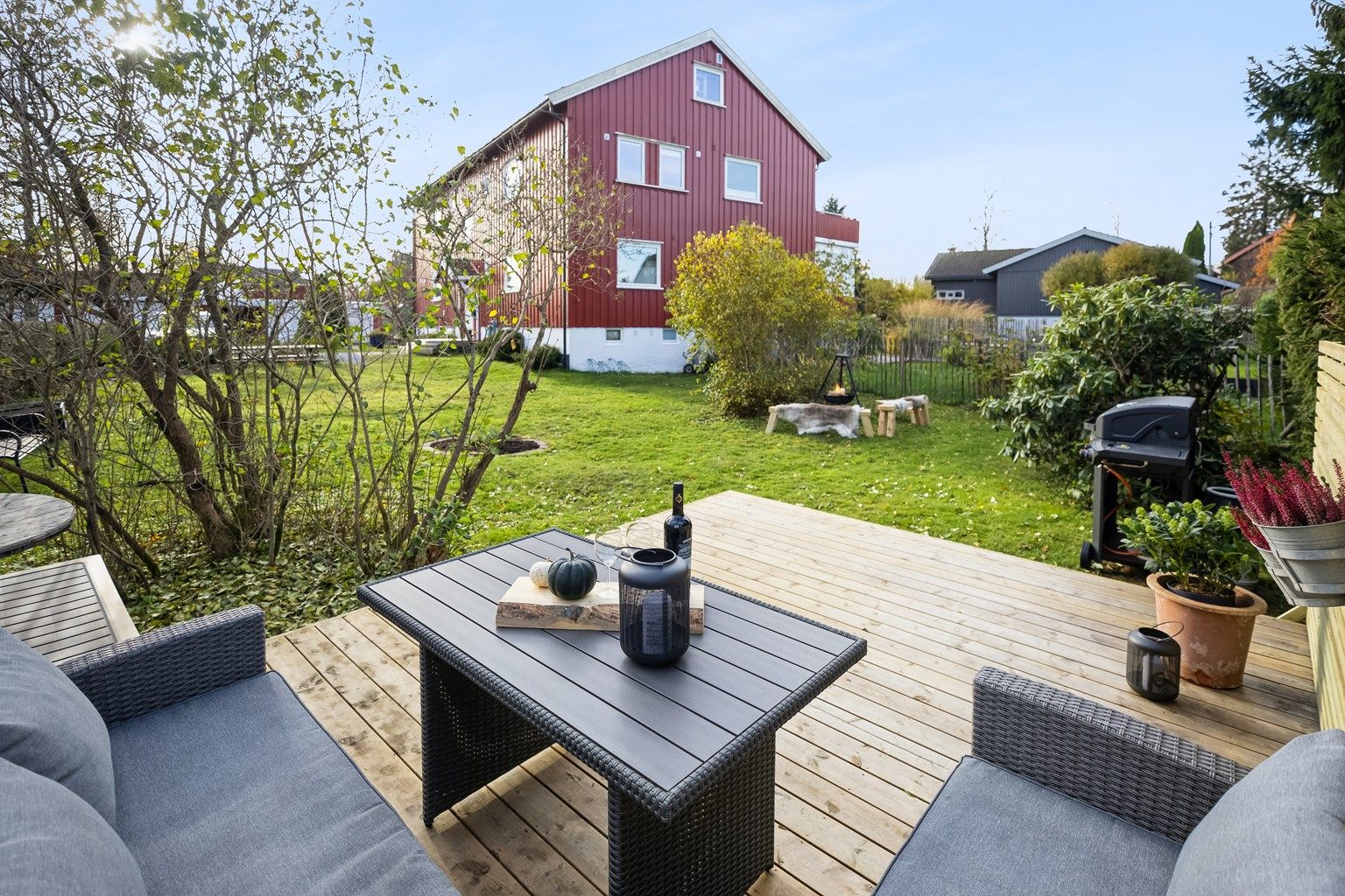 Gauselveien 7 ligger tilbaketrukket med hyggelige uteområder rundt firemannsboligen. Hver beboer disponerer sin del av den store hagen.