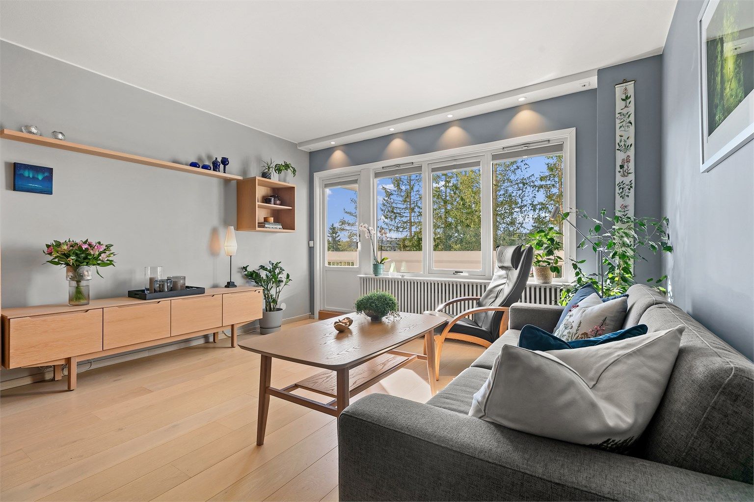 Stuen har godt naturlig lys og en god romfølelse.