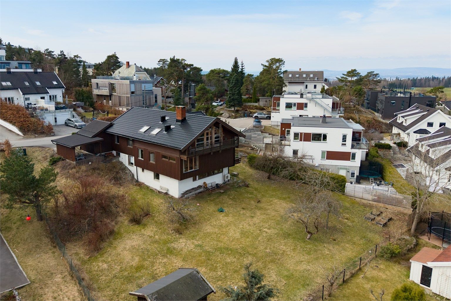 Boligen ligger på flott tomt på 1,4 mål med mange muligheter.