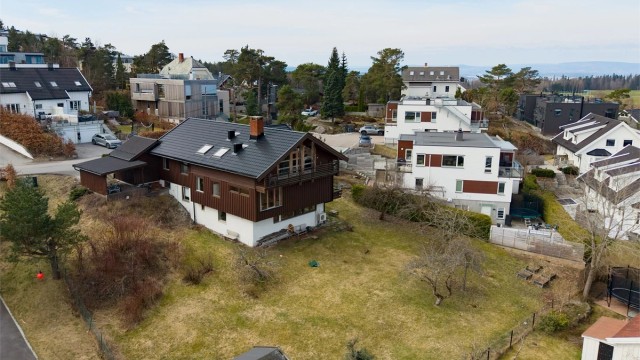 Boligen ligger på flott tomt på 1,4 mål med mange muligheter.