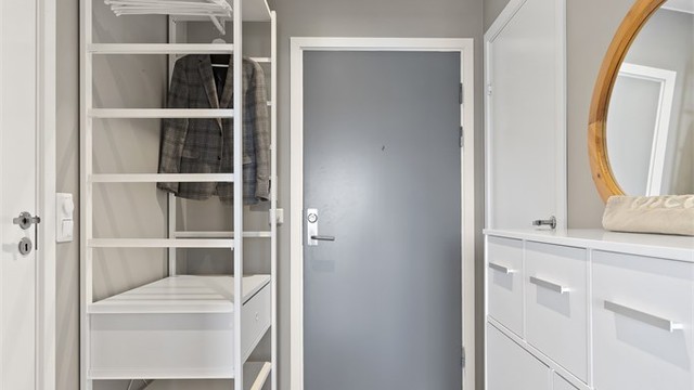 Oppvarming av boligen skjer i en kombinasjon mellom bruk av gulvvarme/vannbåren varme i baderom og radiatorer/vannbåren varme (tilkoblet
varmesentral)