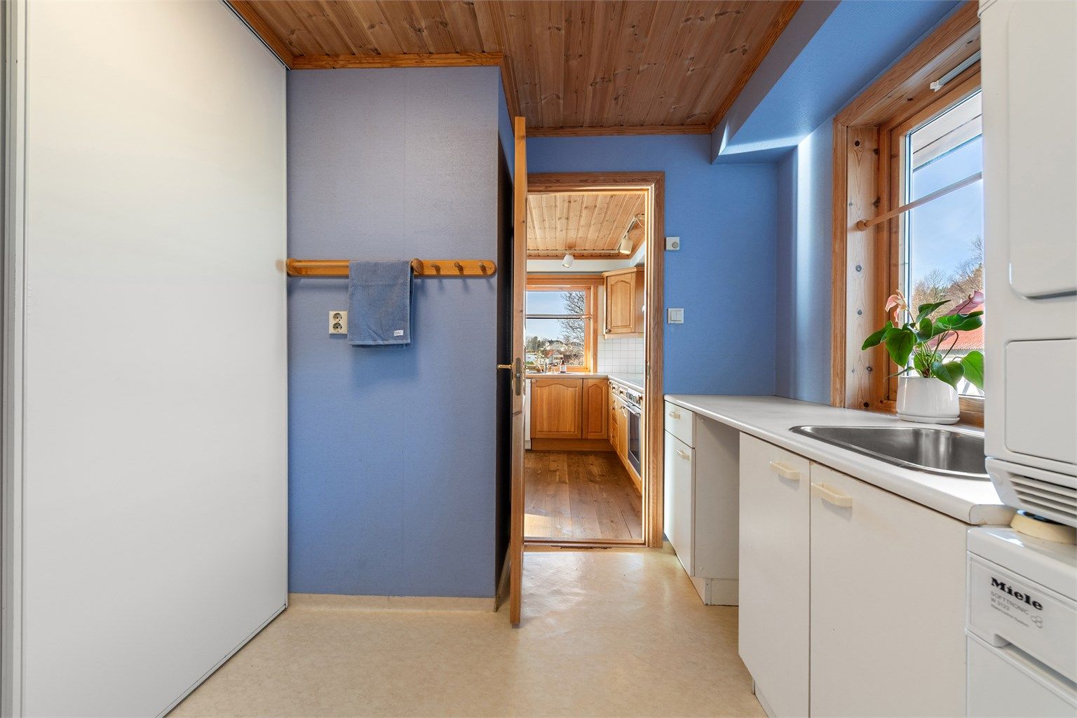 Vaskerom i 1. etasje med dør til kjøkken