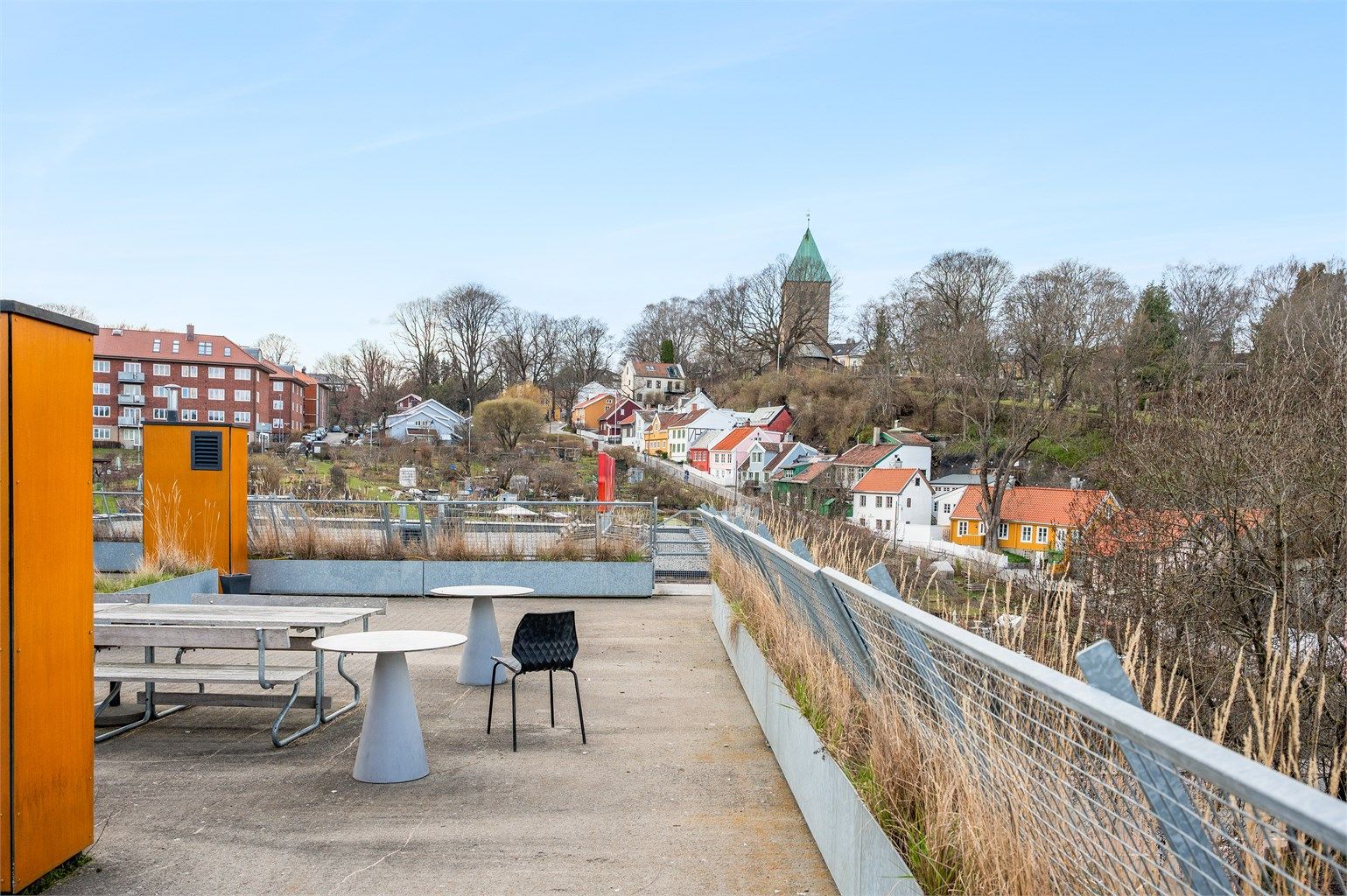 Fra takterrassen kan du nyte utsikten mot den historiske trehusbebyggelsen på Telthusbakken.