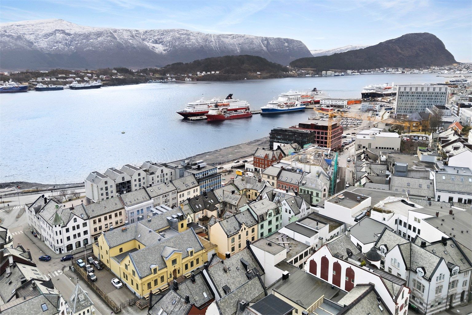 Kiwi og treningssenter i både Sundgata og Fjellgata ligger ca 400 meter unna leiligheten
