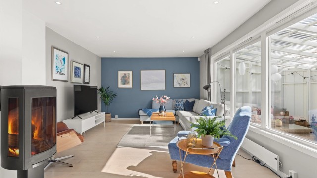 Stue med 1-stavs parkett og peisovn (ny i 2017) for ekstra varme og hygge