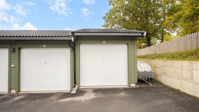 Garasjeplass merket med nummer 90 i fellesrekke oppført i 2022, med hems for ekstra lagring. Foto: Martine Eren Jacobsen