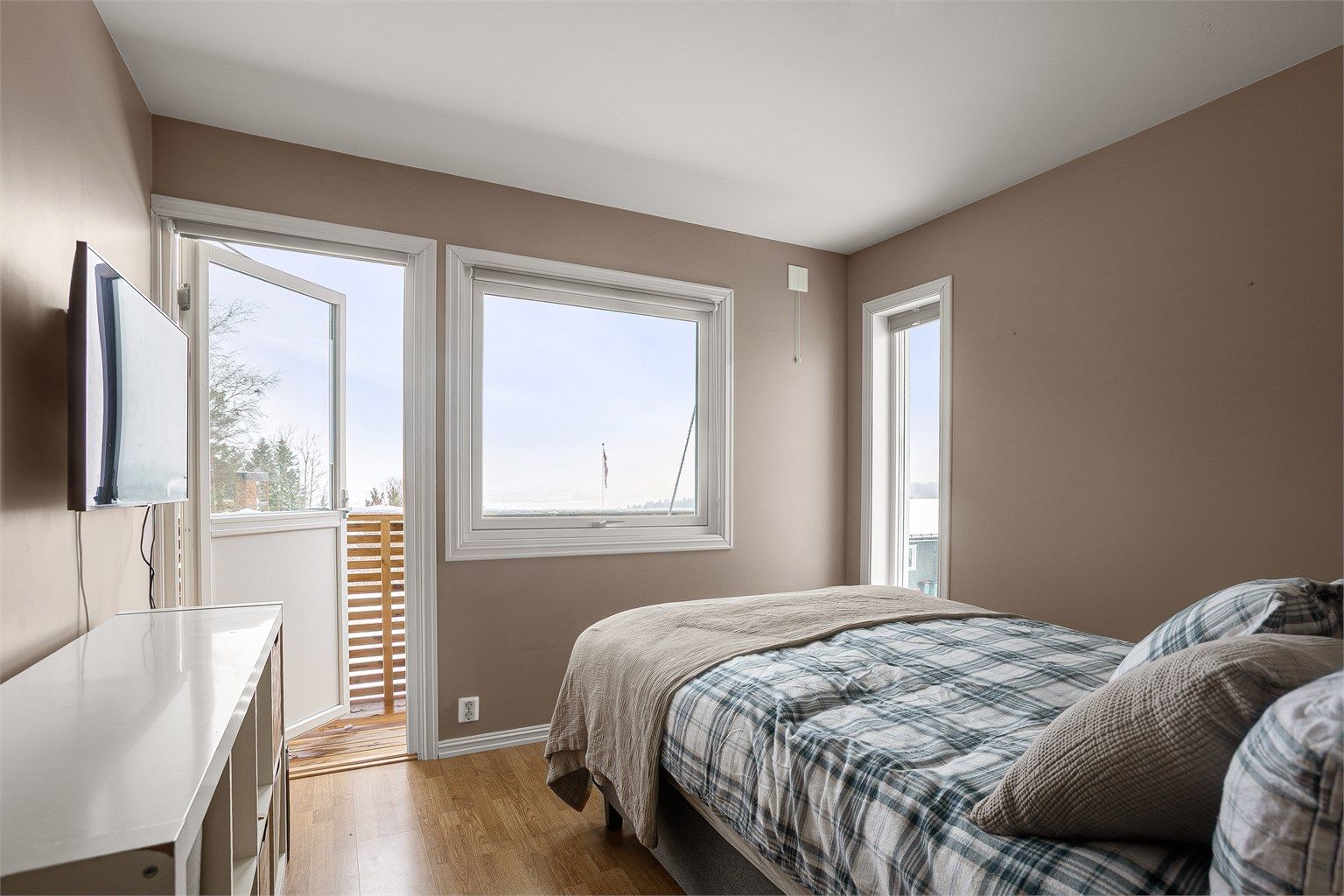 Dagens hovedsoverom med utgang til balkong