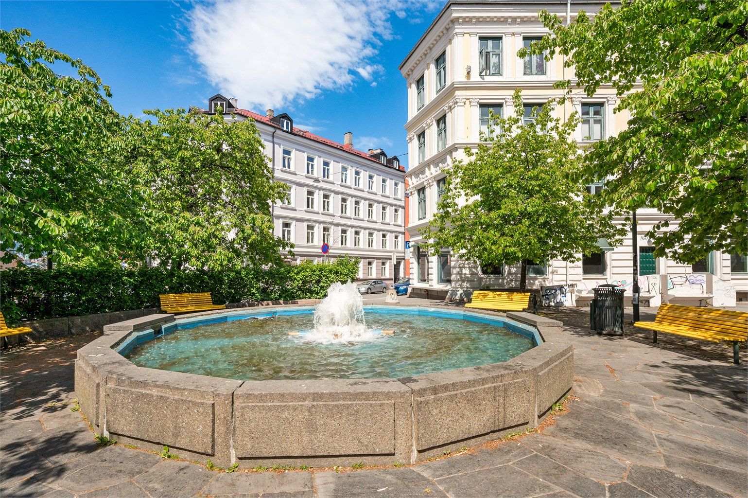 Sørli plass rett utenfor boligen byr på en hyggelig samlingsplass med fontene og parkbenker. 