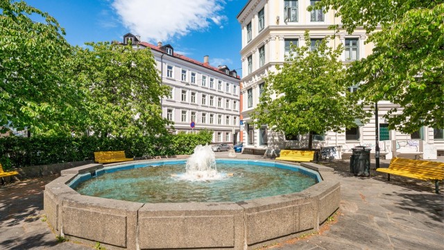 Sørli plass rett utenfor boligen byr på en hyggelig samlingsplass med fontene og parkbenker.