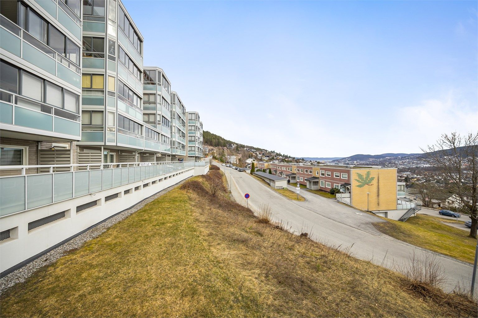 Kort gangavstand til bussholdeplass med avganger til Drammen sentrum og Gulskogen.