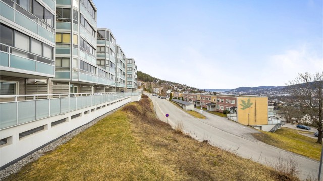 Kort gangavstand til bussholdeplass med avganger til Drammen sentrum og Gulskogen.
