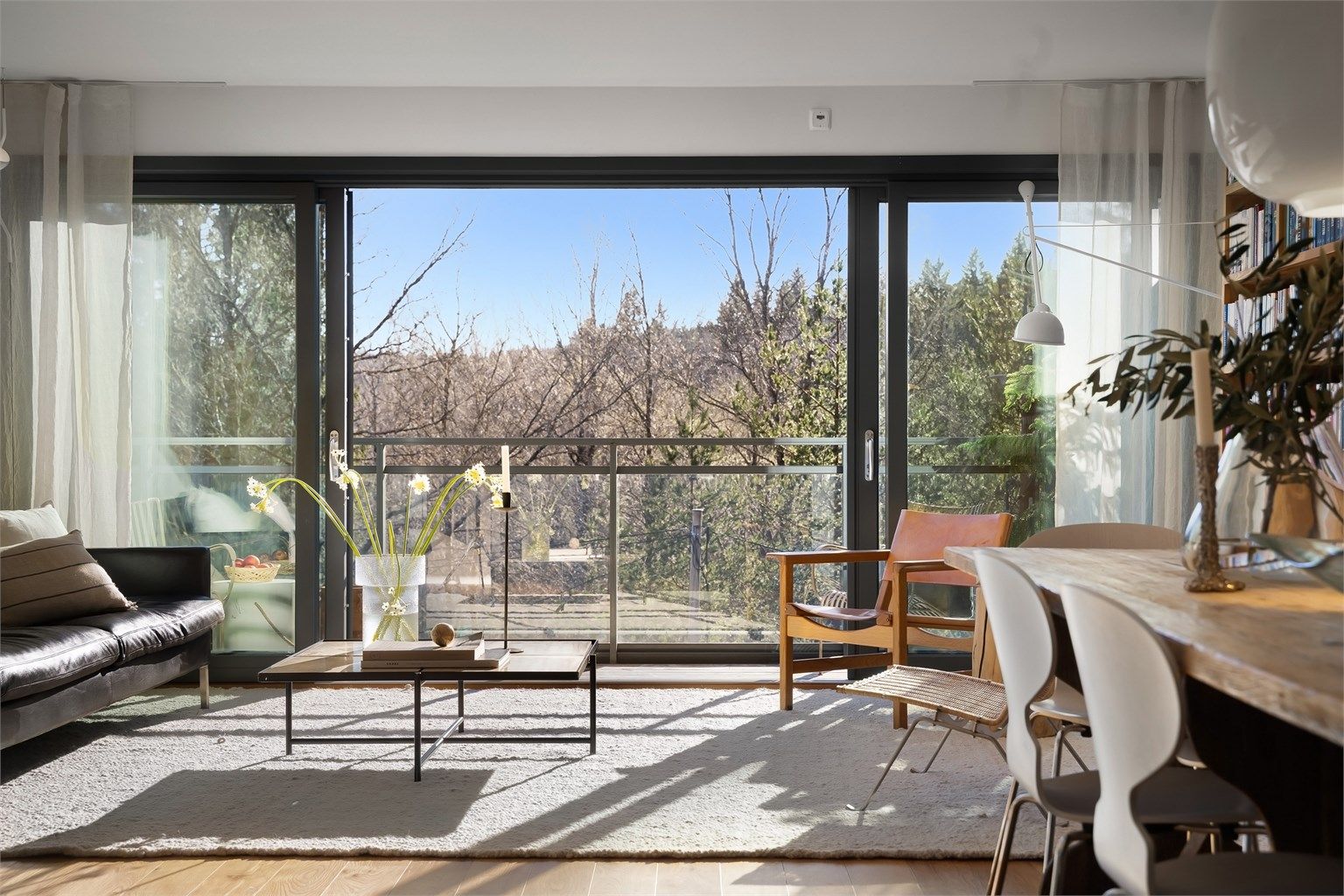 Moderne rekkehus over tre plan fra 2022! Her bor man barnevennlig og lettvint til i et rolig, lite sameie i skogkanten med hyggelig naboskap!