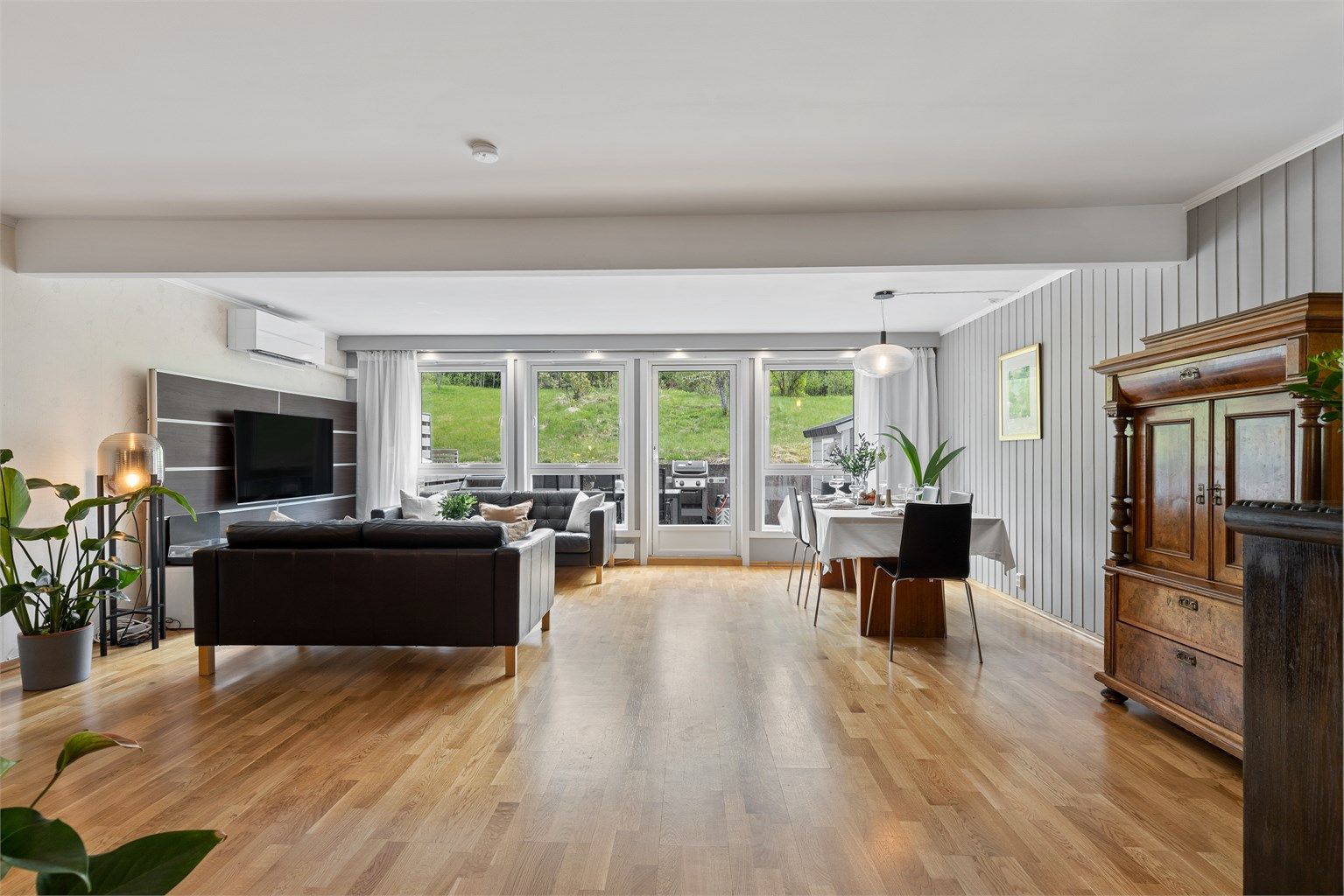 Stuen er av god størrelse med plass til sofa, tilhørende salongbord og TV-seksjon. Herfra er det utgang til en av tre uteplasser. 