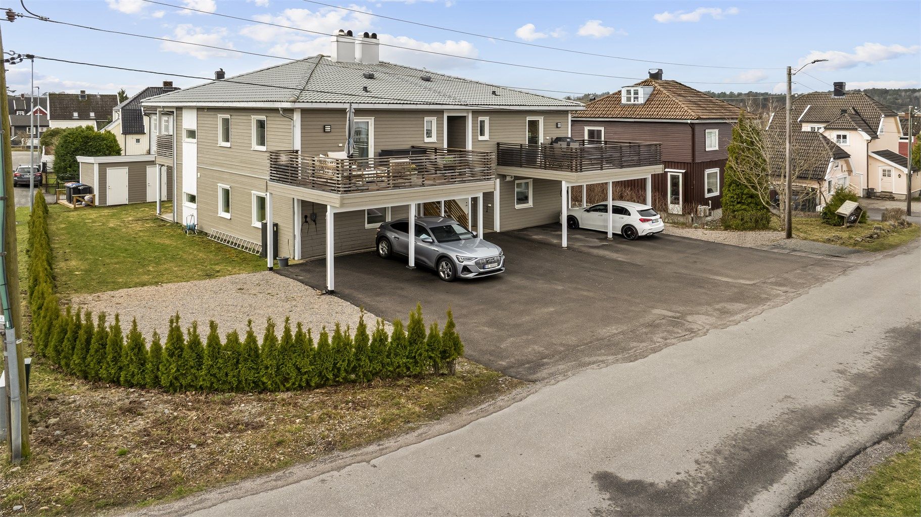 Flermannsboligen ble oppført i 2020 og har en moderne fasade med stående og liggende trekledning. Leiligheten ligger i 2. etasje.