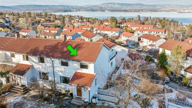 Velkommen til Blomsterveien 24A! Presentert av eiendomsmegler Elisiff Wennersgaard v/Krogsveen Nesodden. Foto: Per O. Skjellnan v/Efkt