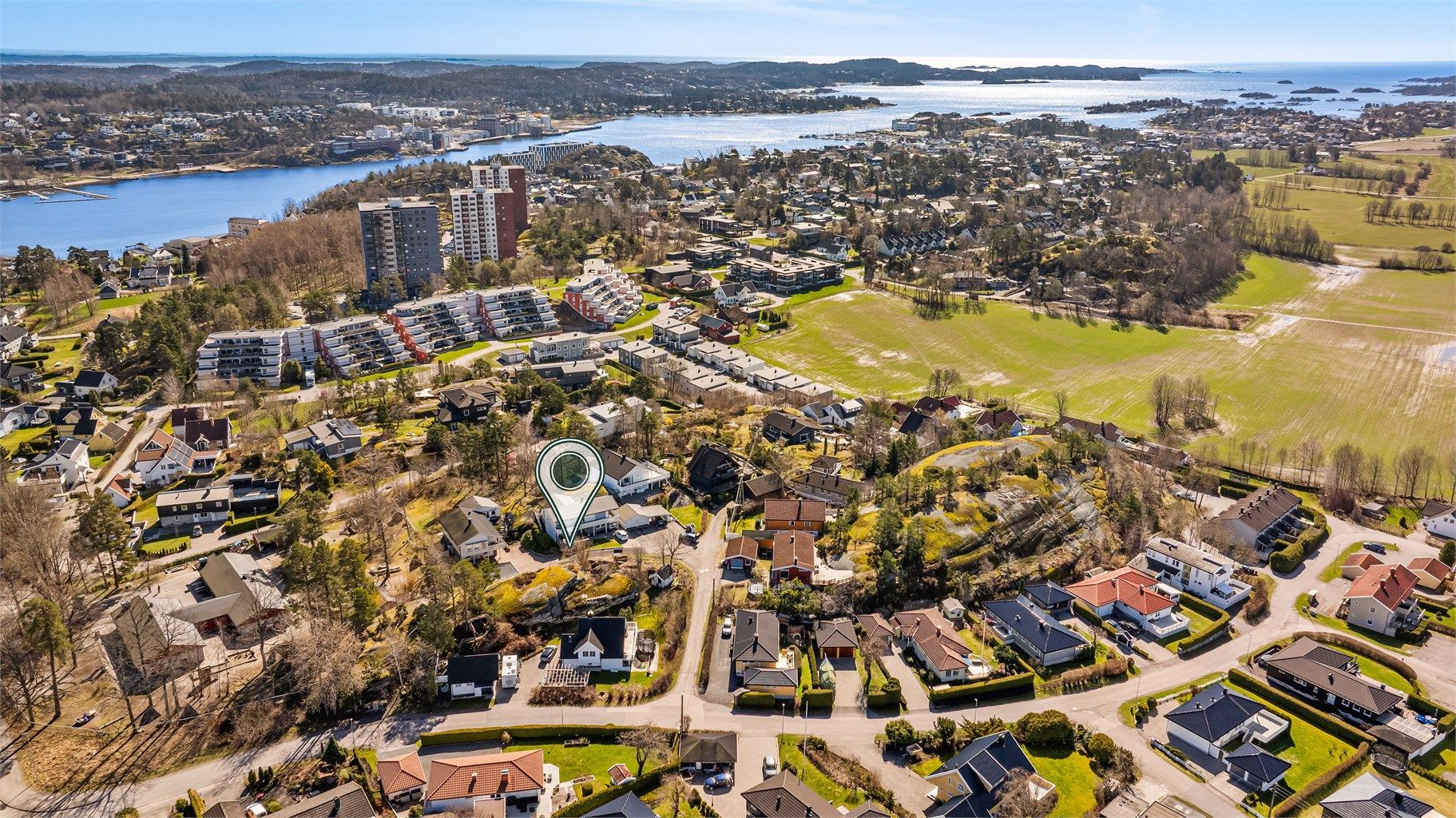 Eiendommen ligger i et svært barnevennlig område, med kort vei til både lekeplasser, fotballanlegg, skole og barnehage. Her ligger alt til rette for en aktiv og trygg hverdag for hele familien.