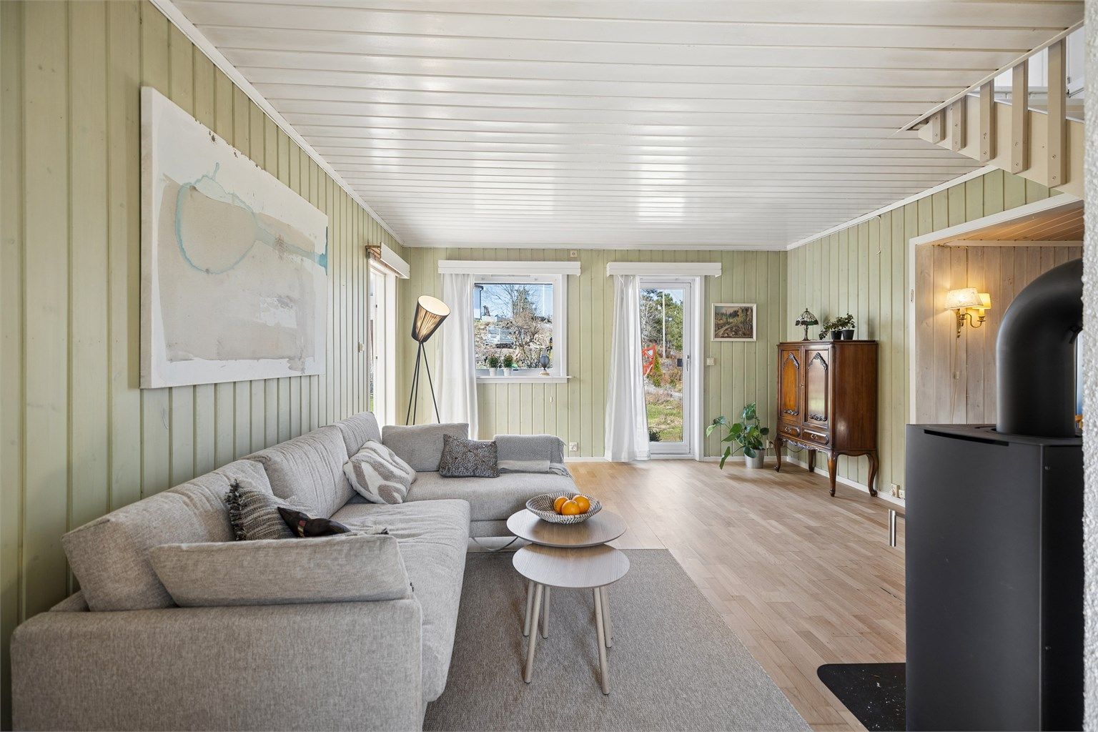 Stuen har parkettgulv og vedovn, som skaper en lun og behagelig atmosfære, i tillegg er det montert varmepumpe. 