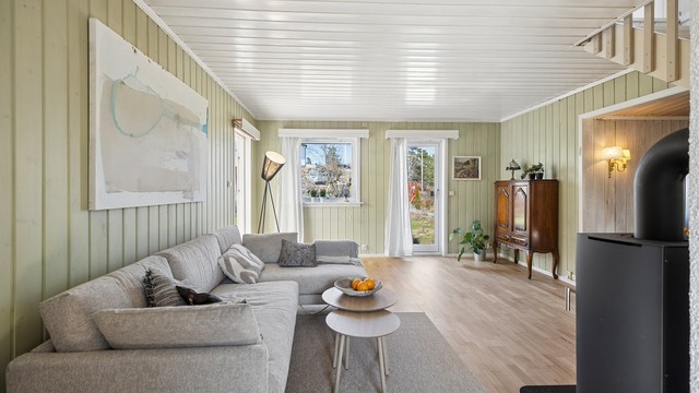 Stuen har parkettgulv og vedovn, som skaper en lun og behagelig atmosfære, i tillegg er det montert varmepumpe.