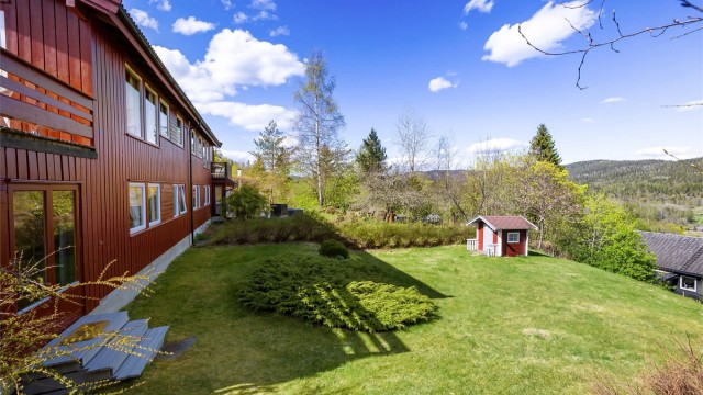 Boligen ligger solrikt til, og har en hyggelig hage