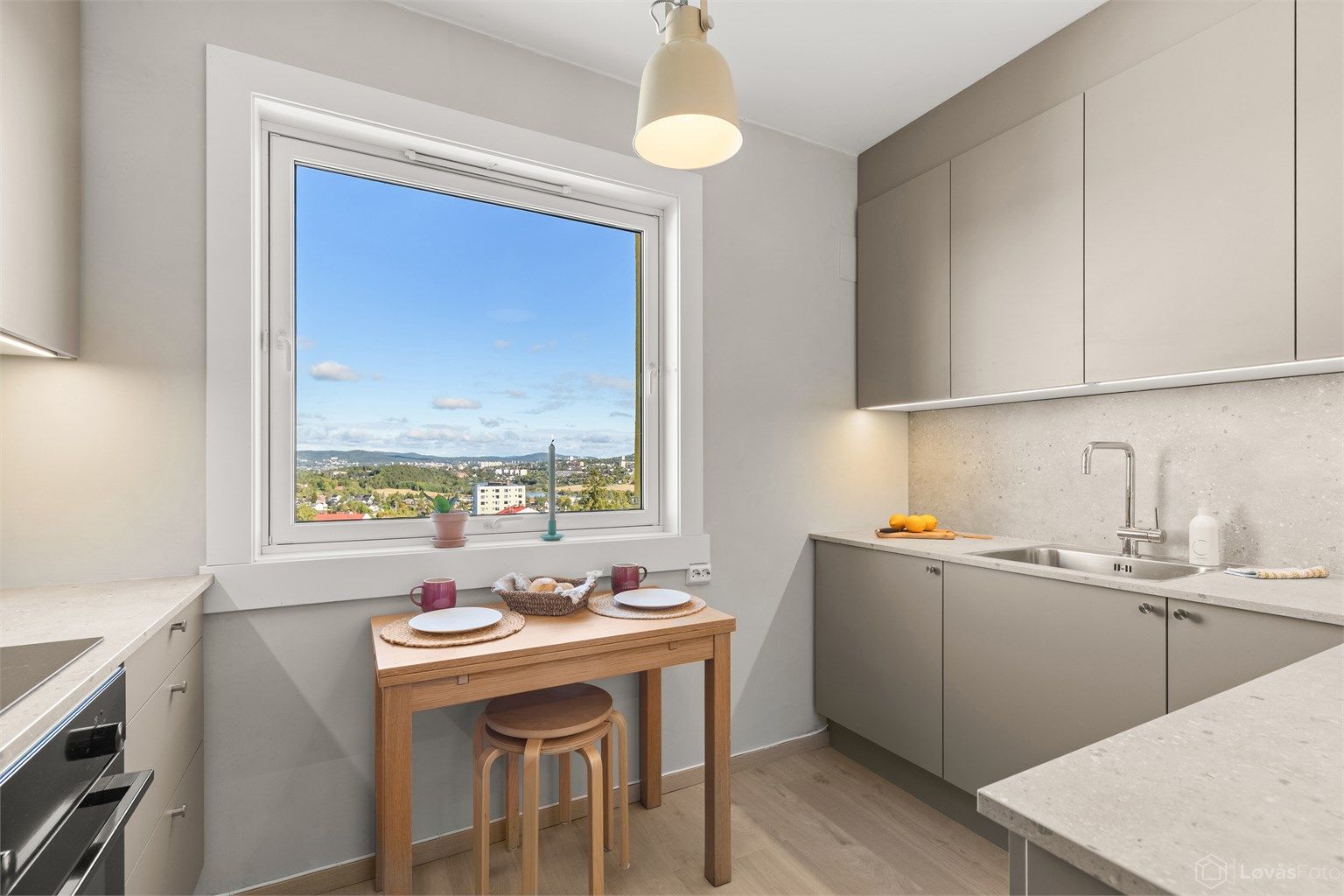 Flott HTH-kjøkken oppgradert i 2026, som kombinerer et moderne uttrykk med gode og funksjonelle løsninger.
Foto: John Løvås