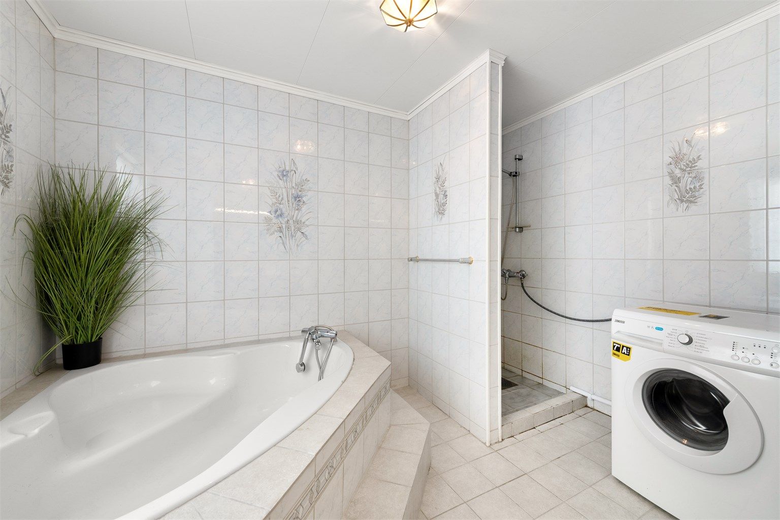 Badet har praktisk opplegg for vaskemaskin.