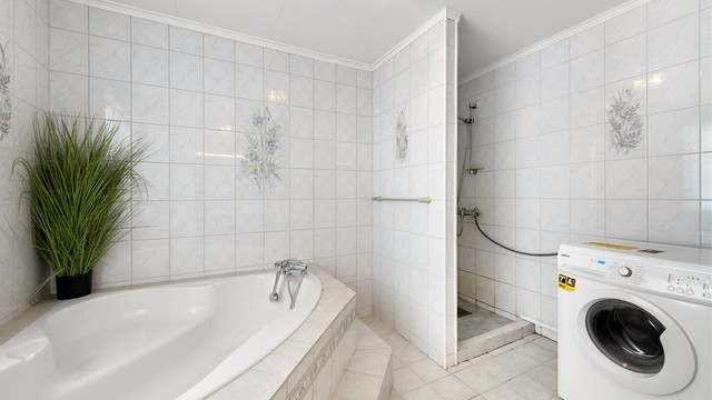 Badet har praktisk opplegg for vaskemaskin.