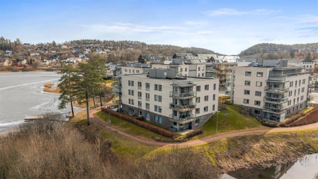 Boligen ligger fint til i et rolig, attraktivt og barnevennlig område i Heggedal sentrum i Asker kommune. I Heggedal er det blant annet flere butikker, restauranter, postkontor kunstfagskole, restauranter og idrettslag med mange medlemmer.