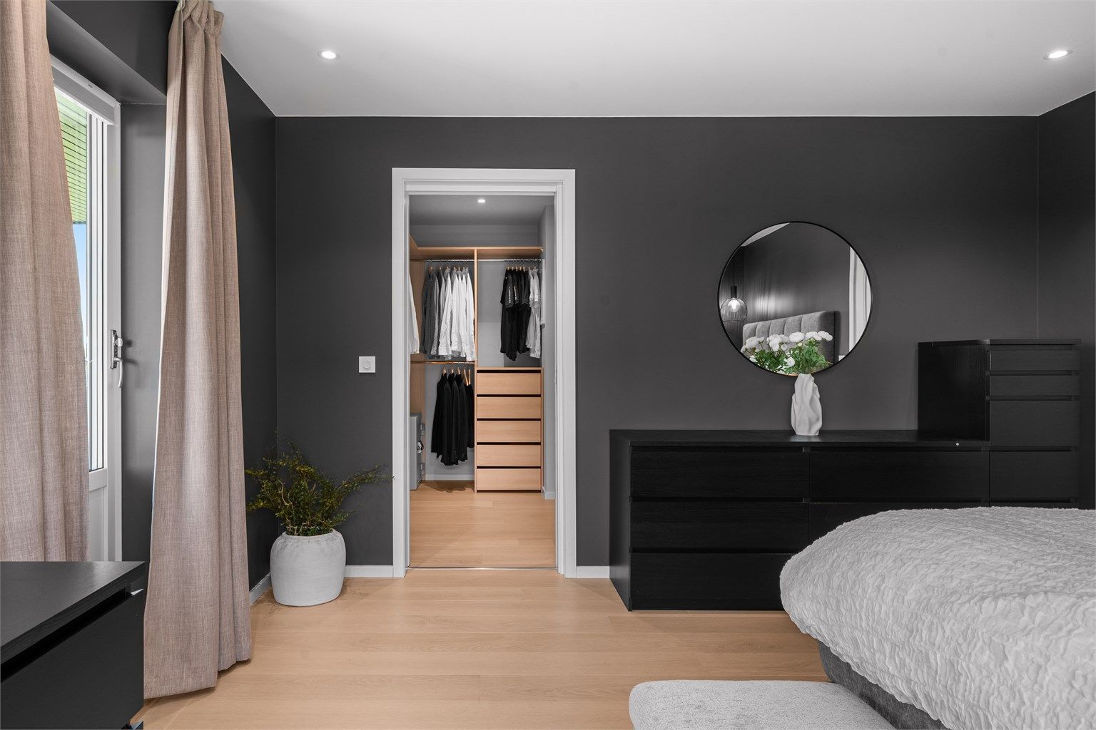 Direkte adkomst til eget walk-in closet og privat bad fra hovedsoverommet.