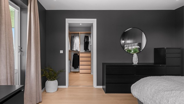 Direkte adkomst til eget walk-in closet og privat bad fra hovedsoverommet.