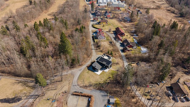 Her er det solrikt, usjenert og turterreng i nærheten. Området sogner til Jansløkka barneskole og Solvang ungdomsskole.