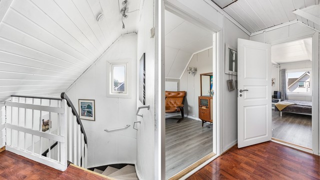 Oppussing er utført også i andre etasje i senere år. Overflater er malt og nytt laminatgulv er lagt i flere soverom.