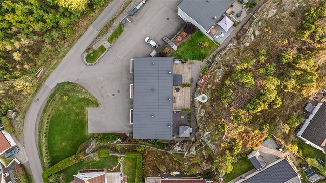 Rekkehuset ligger i rolige omgivelser tett på naturen og turstier.