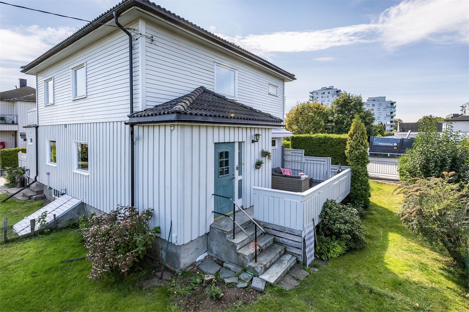 Til kjelleren er det adkomst både på utvendig og innvendig trapp fra bi-entreen på baksiden.
