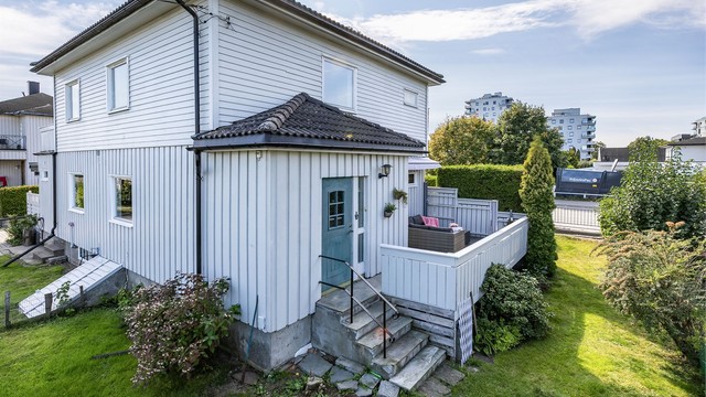 Til kjelleren er det adkomst både på utvendig og innvendig trapp fra bi-entreen på baksiden.