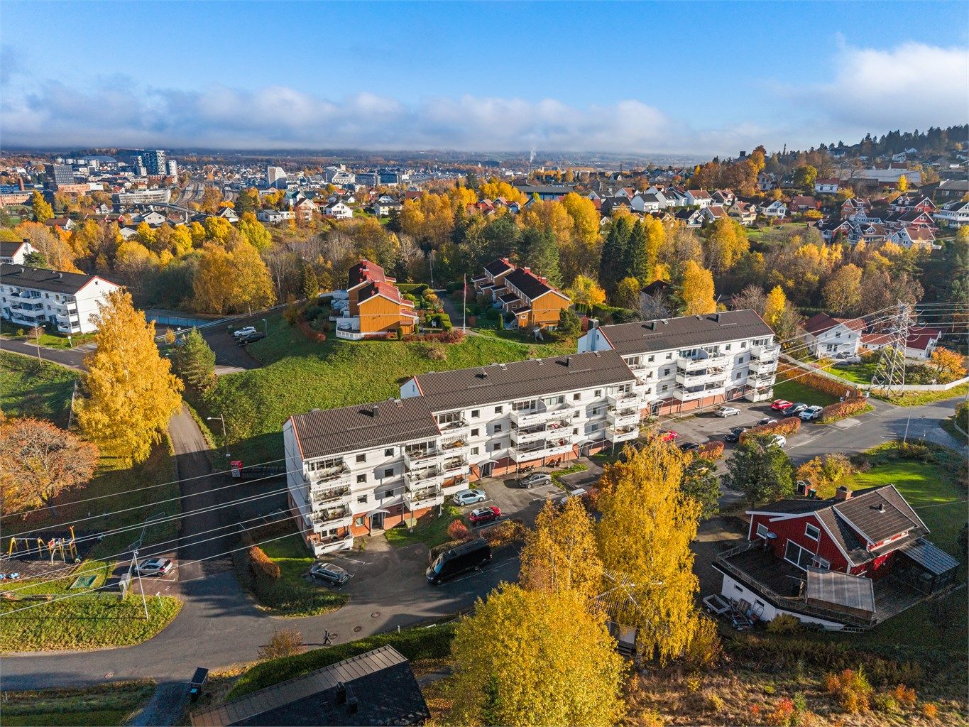 Eiendommen er omkranset av grøntarealer med kort vei til Østmarkas turstier.