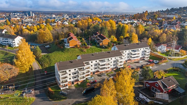 Eiendommen er omkranset av grøntarealer med kort vei til Østmarkas turstier.