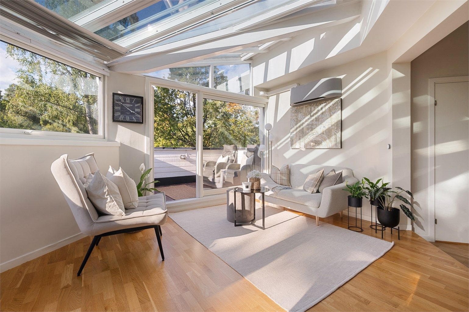 Stuen har en imponerende takhøyde på opptil 3,83 meter og store glassflater som gir rikelig med lys.