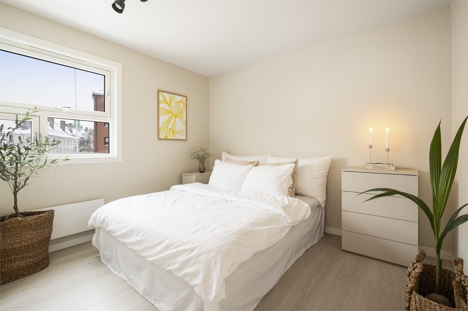 Fra stuen er det adkomst til begge soverom. Disse ligger usjenert plassert på hver sin side av stuen.