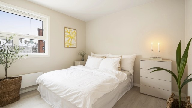 Fra stuen er det adkomst til begge soverom. Disse ligger usjenert plassert på hver sin side av stuen.