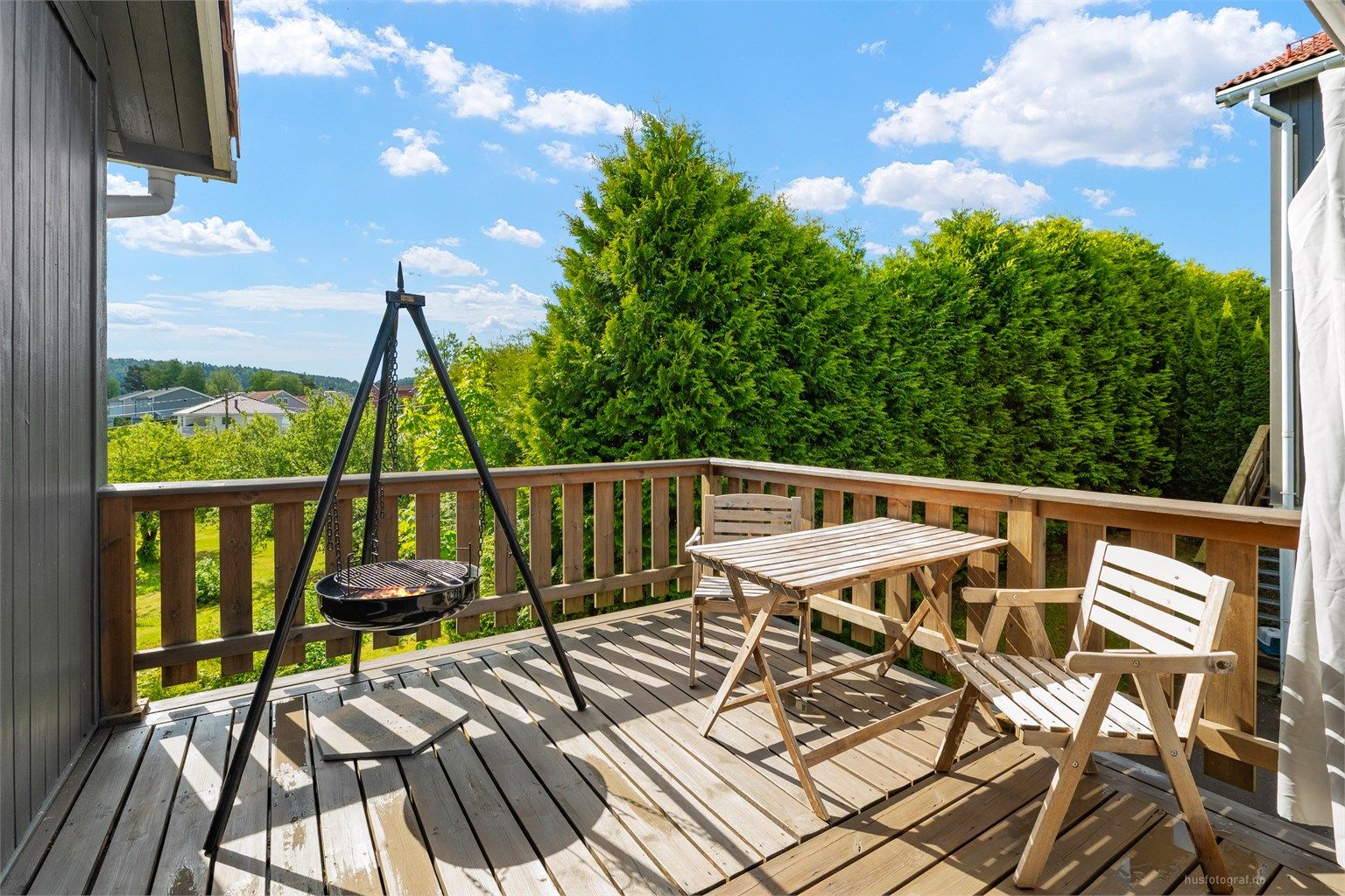 Lys og innbydende halvpart av vertikaldelt tomannsbolig med 2 etasjer