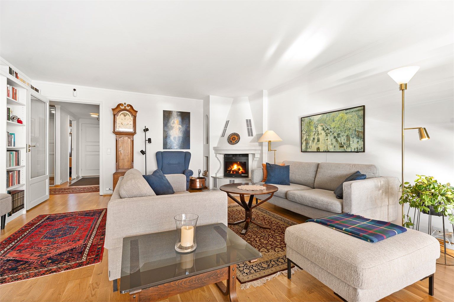 Koselig stue med peis som skaper varme og stemning på kjølige kvelder