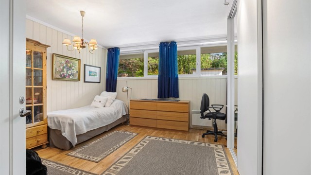 Soverom 2 av meget god størrelse. Skyvedørsgarderobe med god lagringsplass.